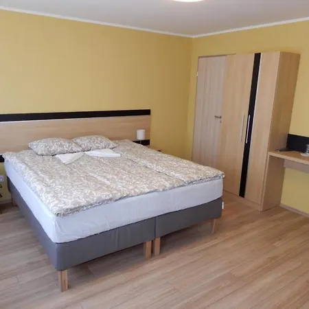 Bed & Breakfast Romahegy Rendezvenyhaz *